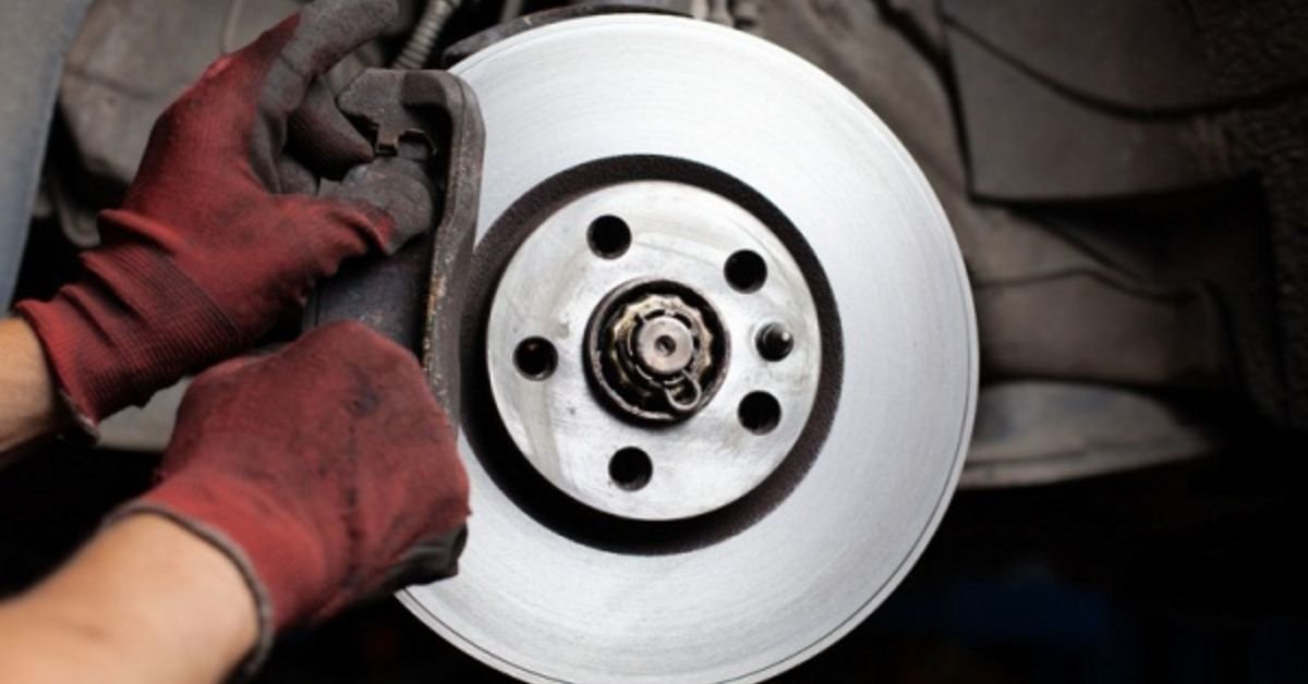 Thay má phanh định kỳ để đảm bảo an toàn