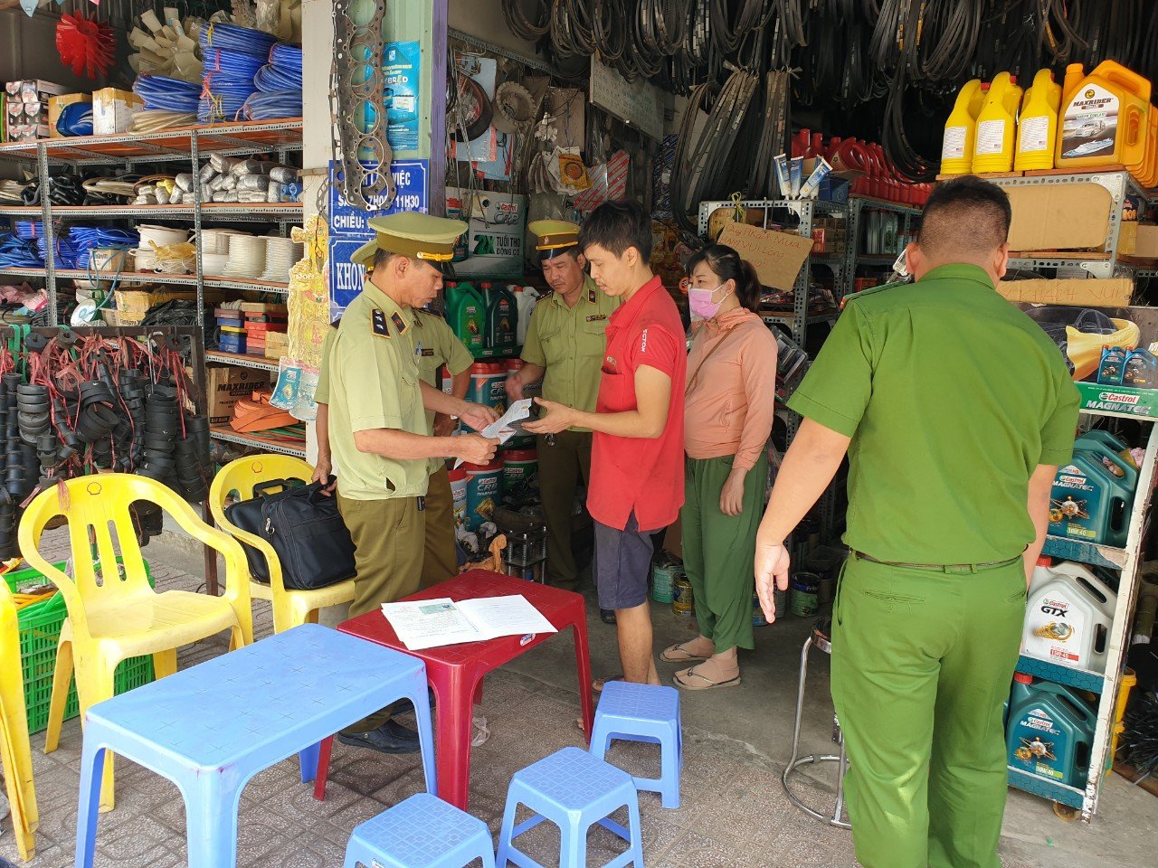 Ngang nhiên bán phụ tùng ô tô giả mạo